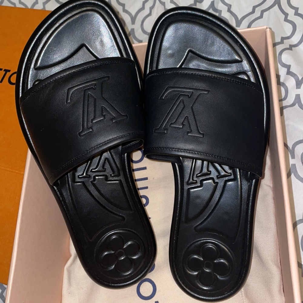 LV Magnetic mule black size 8.5 
comes W/LV box, dust bag and shopping bag